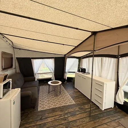 Przyczepa L11 Na Kempingu Molo Surf ヤスタルニャ