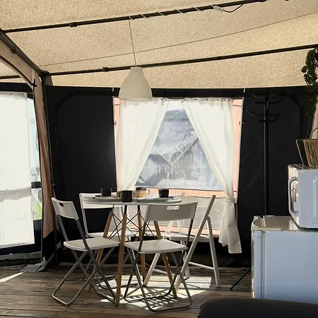 キャンプ場 Przyczepa L11 Na Kempingu Molo Surf ヤスタルニャ